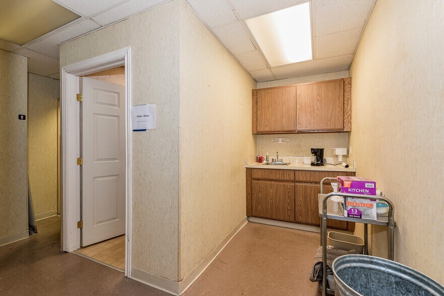 More Photos Of 18735 Ecorse Rd, Allen Park Office For Lease