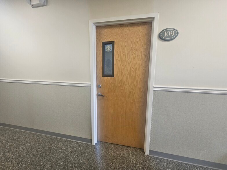 More Photos Of 125 S Wellwood Ave, Lindenhurst Office For Lease