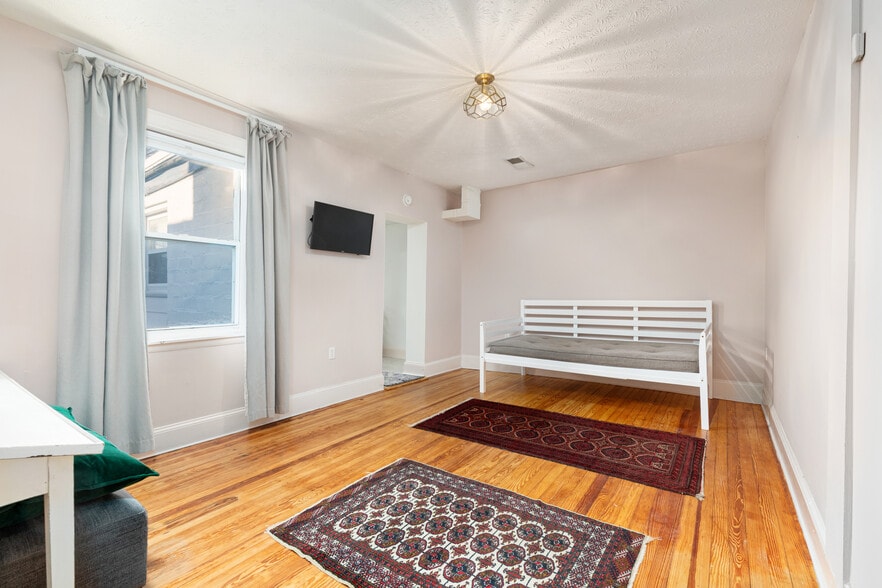 More Photos Of 238 E King St, Strasburg Storefront For Sale