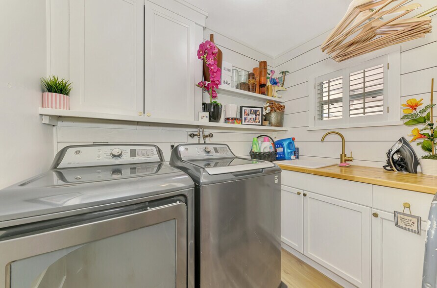More Photos Of 400 Nokomis Ave S, Venice Specialty For Sale