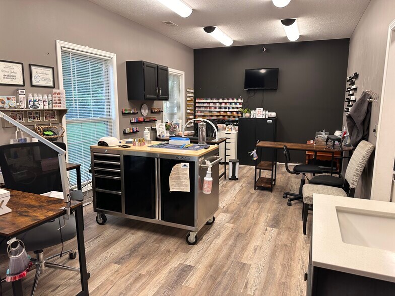 More Photos Of 2504 Veterans Memorial Pky S, Lafayette Office For Sale