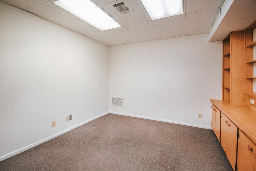 More Photos Of 305 N Laurent St, Victoria Flex For Lease