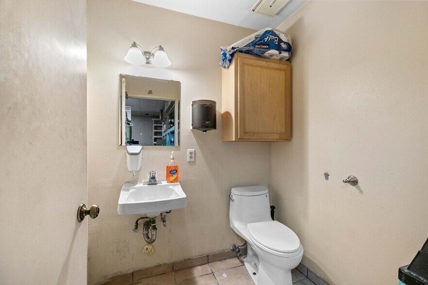 More Photos Of 1423-1425 W Burbank Blvd, Burbank General Retail For Sale