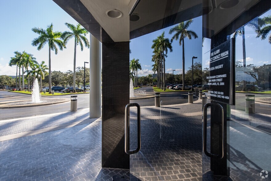 More Photos Of 8100 Oak Ln, Miami Lakes Office For Lease