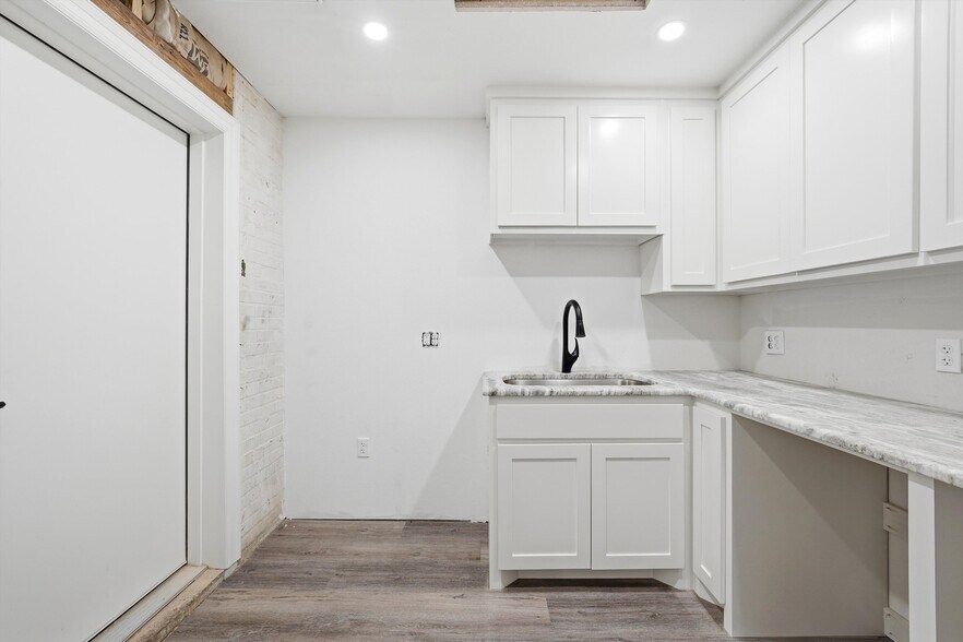 More Photos Of 1801 Franklin Ave, Waco Flex For Sale