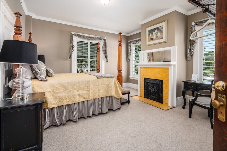 More Photos Of 738 E Main St, Belhaven Hotel For Sale