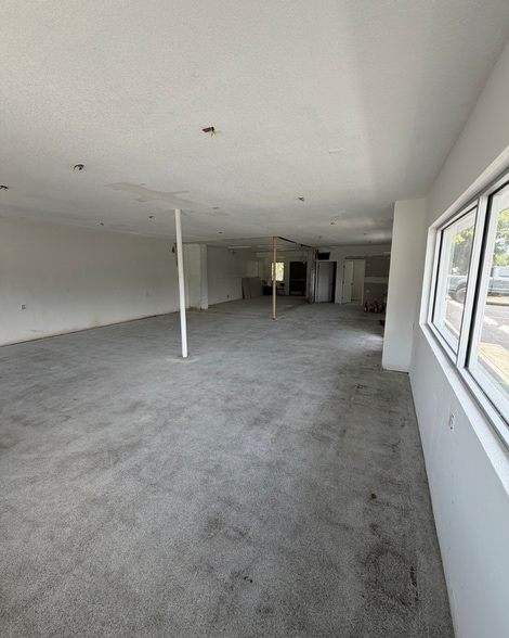 More Photos Of 1401 49th St S, Gulfport Storefront For Sale