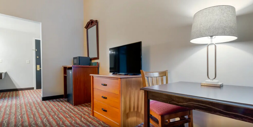 More Photos Of 2050 S US 41, Marquette Hotel For Sale