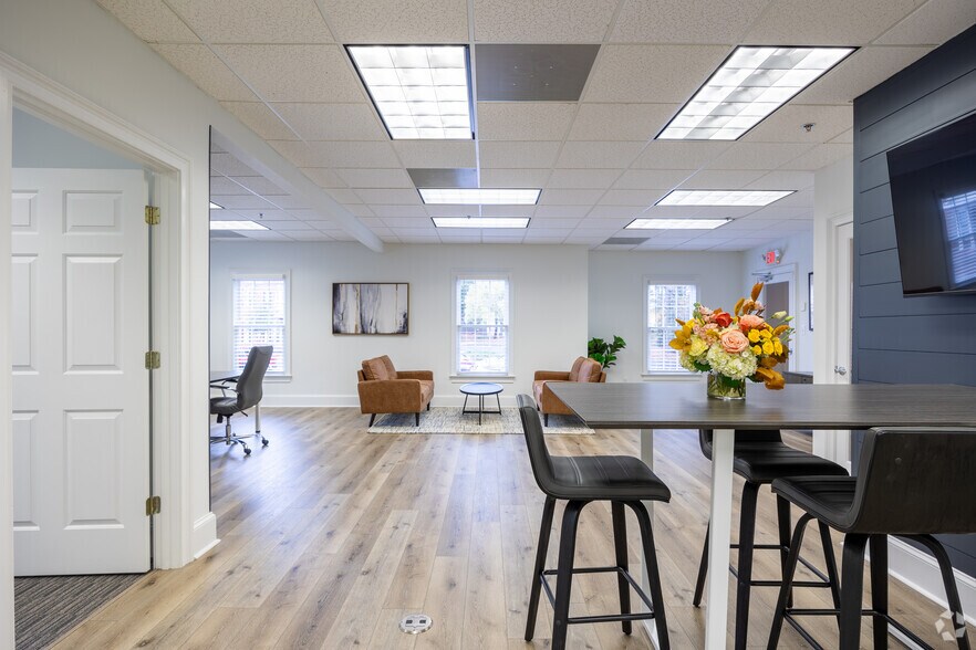 More Photos Of 284 S Main St, Alpharetta Unknown For Lease