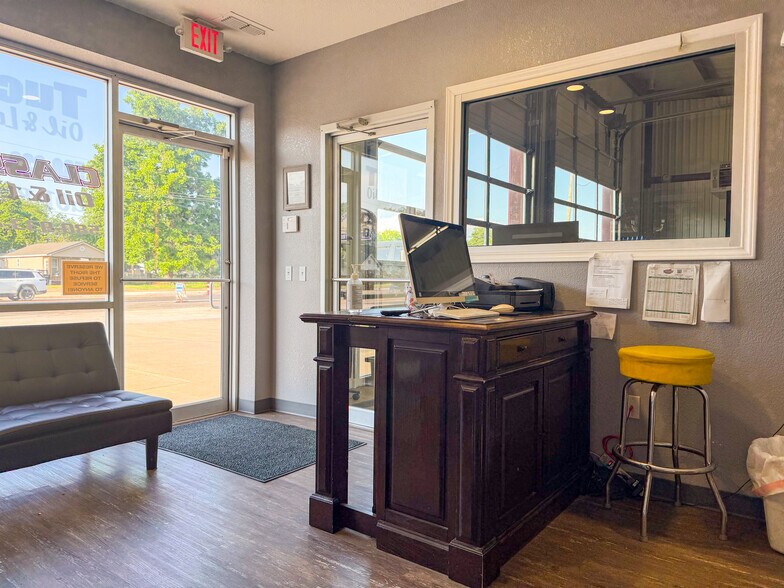 More Photos Of 304 E Wilson St, Valliant Office For Sale