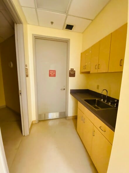 More Photos Of 404 Hall of Fame Dr, Lake City Medical For Lease