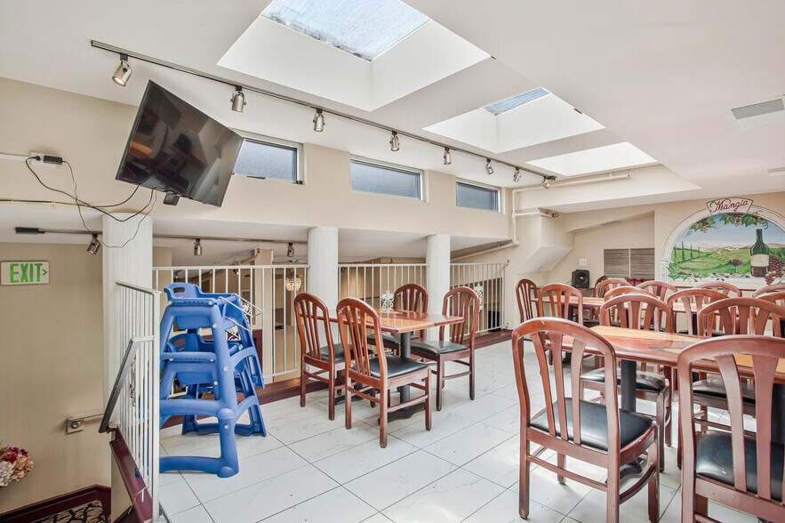 More Photos Of 81 Main St, Annapolis Restaurant For Sale