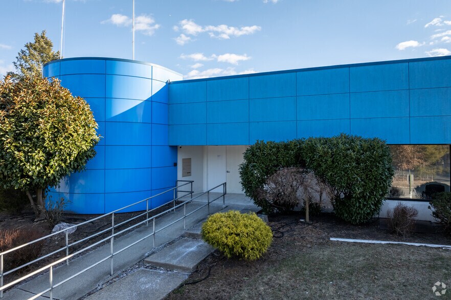 More Photos Of 3880 Park Ave, Edison Warehouse For Lease