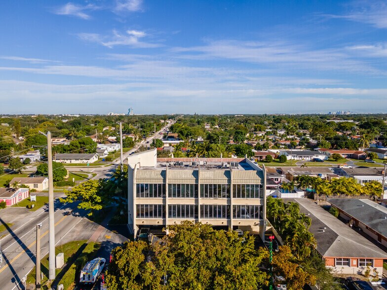 More Photos Of 5555 Hollywood Blvd, Hollywood Medical For Lease