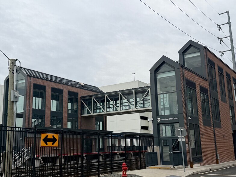 More Photos Of 90 Main St, Mineola Storefront Retail Residential For Lease