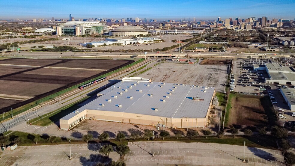 More Photos Of 1615 South Loop W, Houston Warehouse For Lease