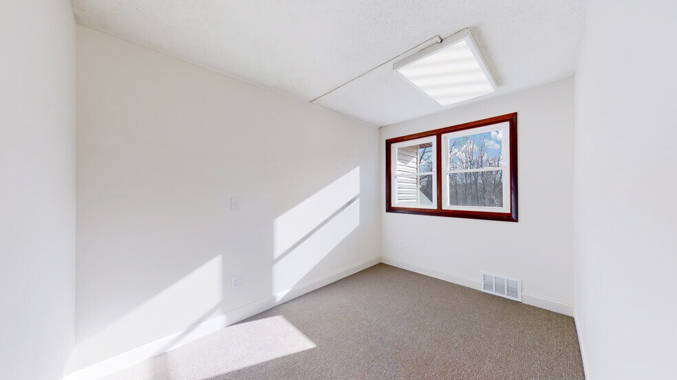 More Photos Of 220 Silver Lake Rd, Dingmans Ferry Office For Sale