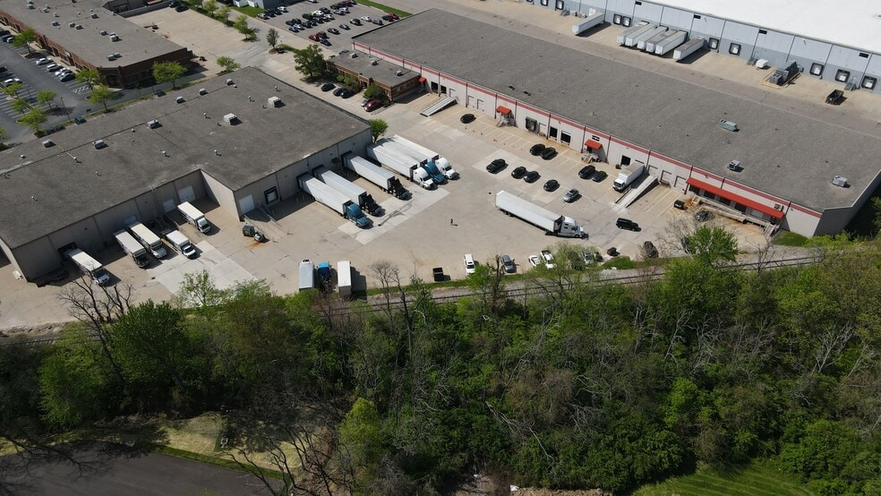 Primary Photo Of 10880-10898 Kenwood Rd, Blue Ash Warehouse For Lease