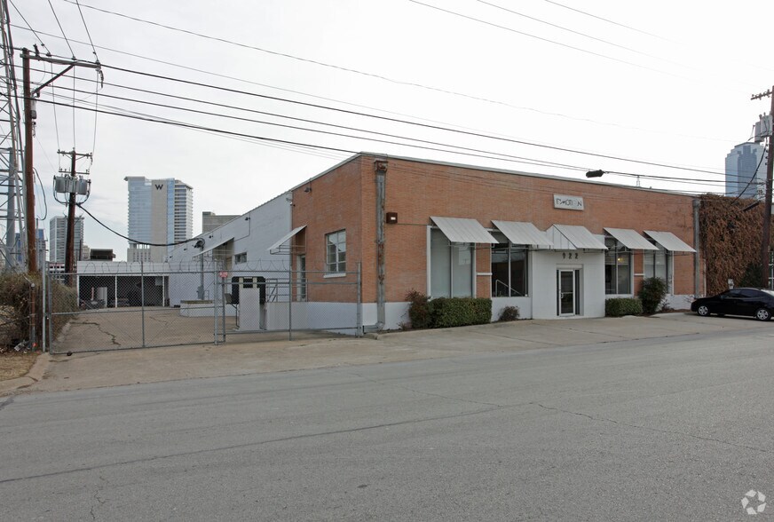 Primary Photo Of 922 Dragon St, Dallas Distribution For Sale