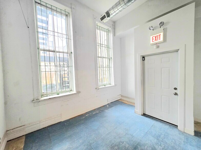 More Photos Of 1102 W 18th St., Chicago Apartments For Lease