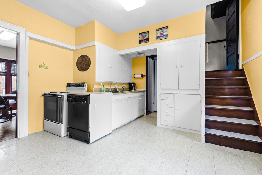 More Photos Of 15522 Madison Ave, Lakewood General Retail For Sale