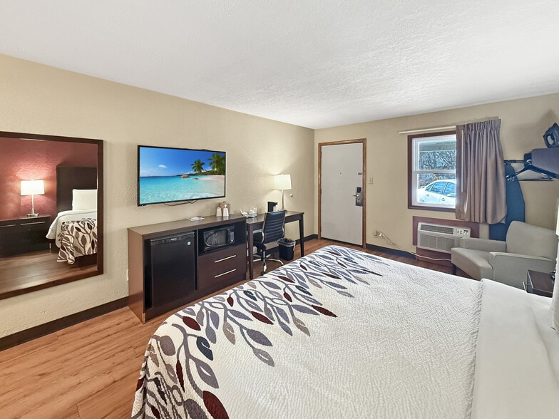 More Photos Of 5020 NE 14th St, Des Moines Hotel For Sale