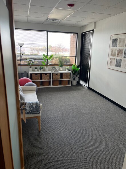 More Photos Of 2600 Warrenville Rd, Downers Grove Office For Lease