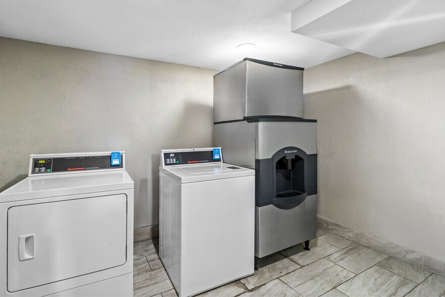 More Photos Of 7370 Miller Ln, Dayton Hotel For Sale