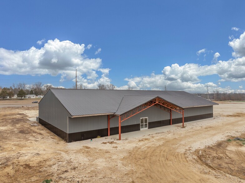 More Photos Of 1600 E Veterans Memorial Pky, Truesdale Flex For Sale