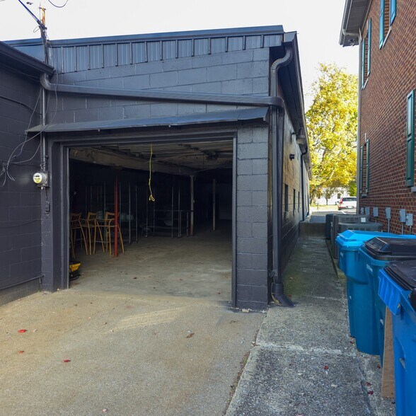 More Photos Of 443 W Walnut St, Danville Storefront For Lease