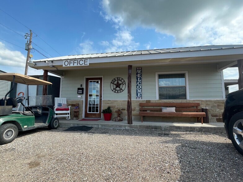 More Photos Of 141 Jeff St, Three Rivers Hotel For Sale