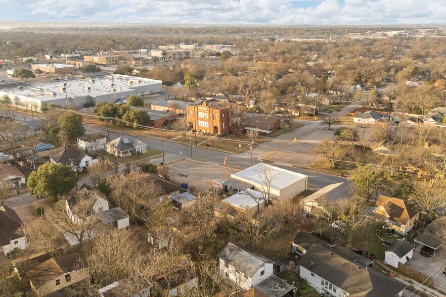 More Photos Of 504 Granbury St, Cleburne Storefront For Sale