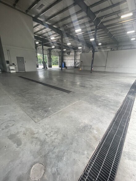 More Photos Of 1923 M 40, Holland Warehouse For Lease