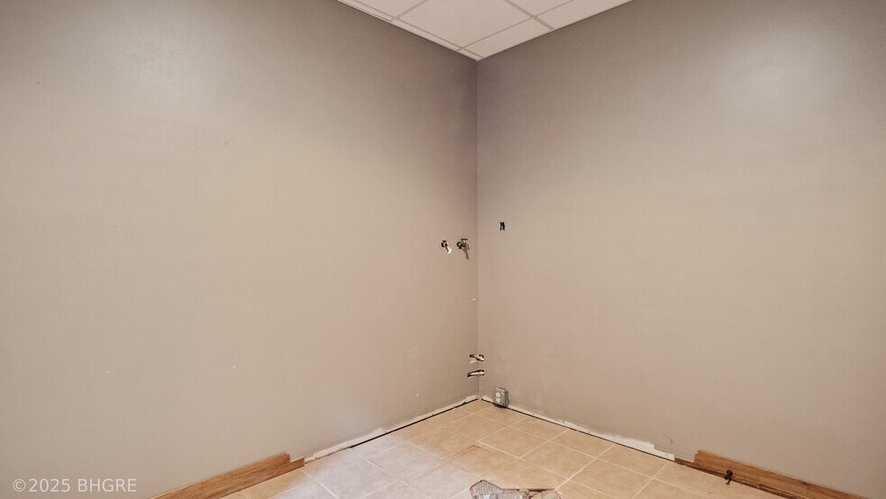 More Photos Of 202 S 9th St, Indianola Storefront For Sale