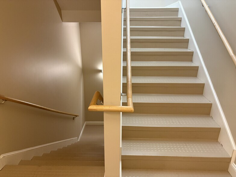 More Photos Of 26 Londonderry Tpke, Hooksett Office For Sale