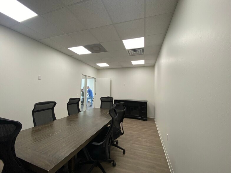 More Photos Of 901 E Main St, Yukon General Retail For Lease