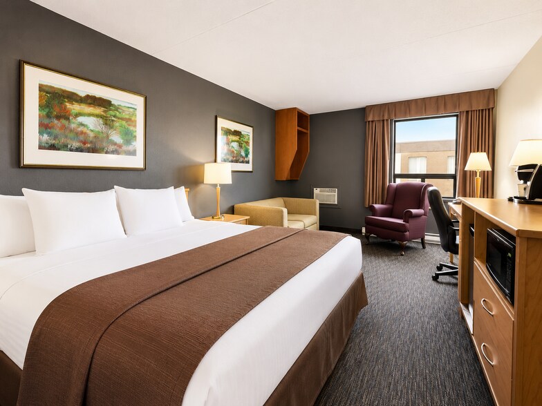 More Photos Of 18320 Stony Plain Rd, Edmonton Hotel For Sale