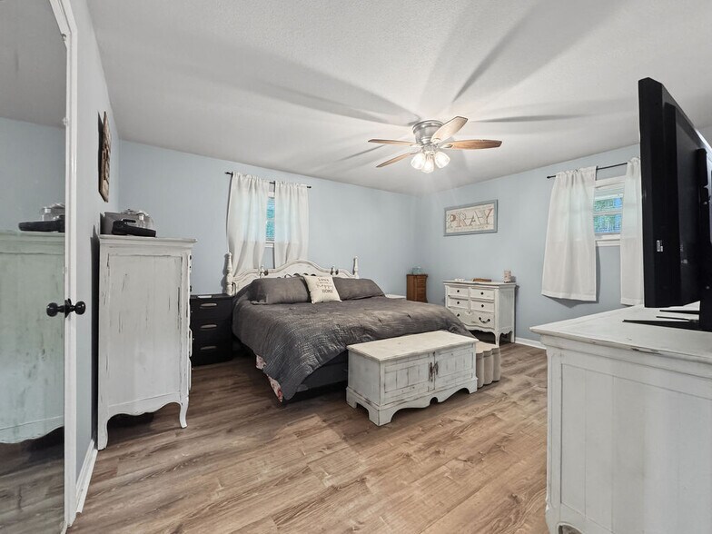 More Photos Of 5602 Highway 69 N, Northport Flex For Sale