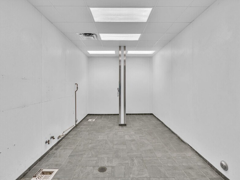 More Photos Of 2200 N University Dr, Sunrise Warehouse For Lease