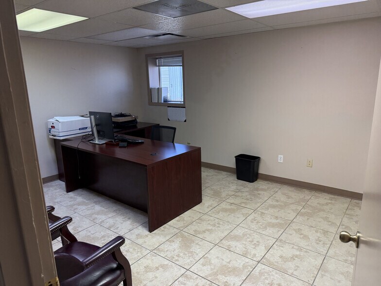 More Photos Of 718 Hangar Dr, New Iberia Warehouse For Sale