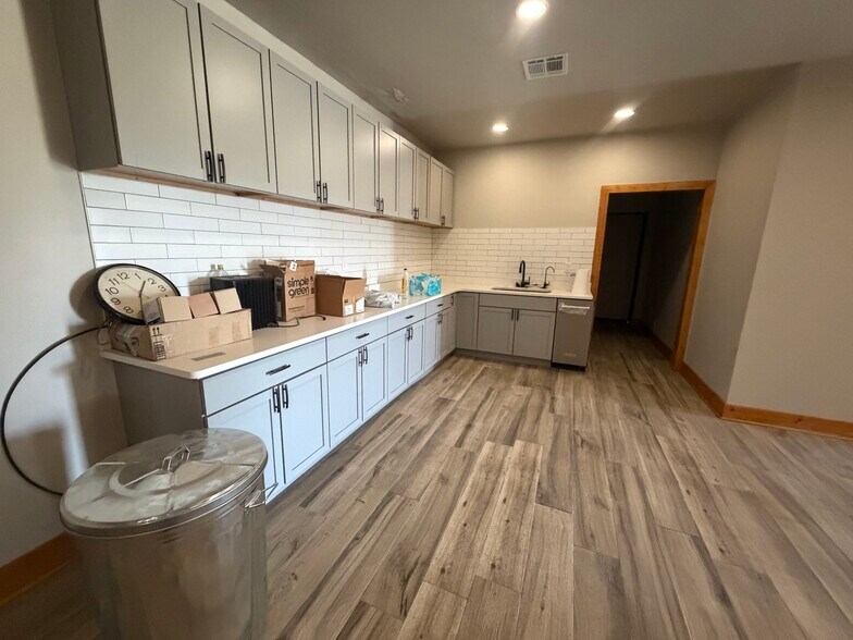 More Photos Of 5328 E Market St, Enid Manufacturing For Sale