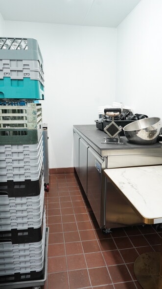 More Photos Of 16616 Ventura Blvd, Encino Restaurant For Lease