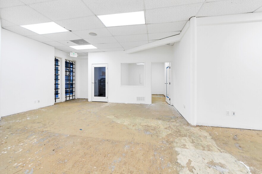 More Photos Of 2585 Cochran St, Simi Valley Freestanding For Sale