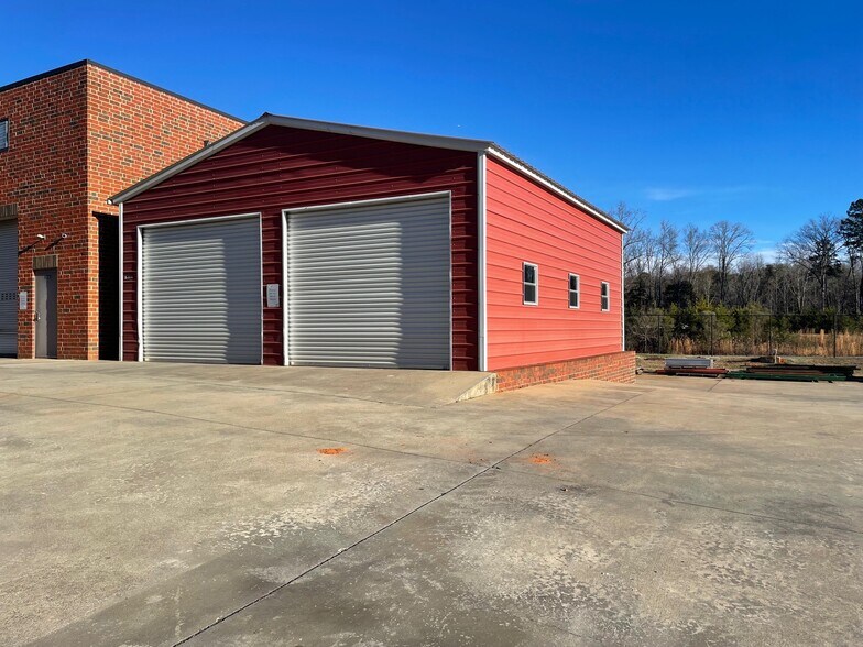 More Photos Of 11128 Business Ln, Charlotte Light Distribution For Lease