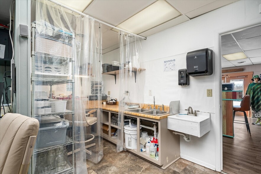 More Photos Of 142 West Ave, Crossville Medical For Sale