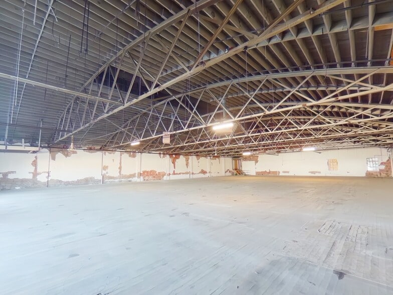 More Photos Of 106 E Market St, Lebanon Warehouse For Sale