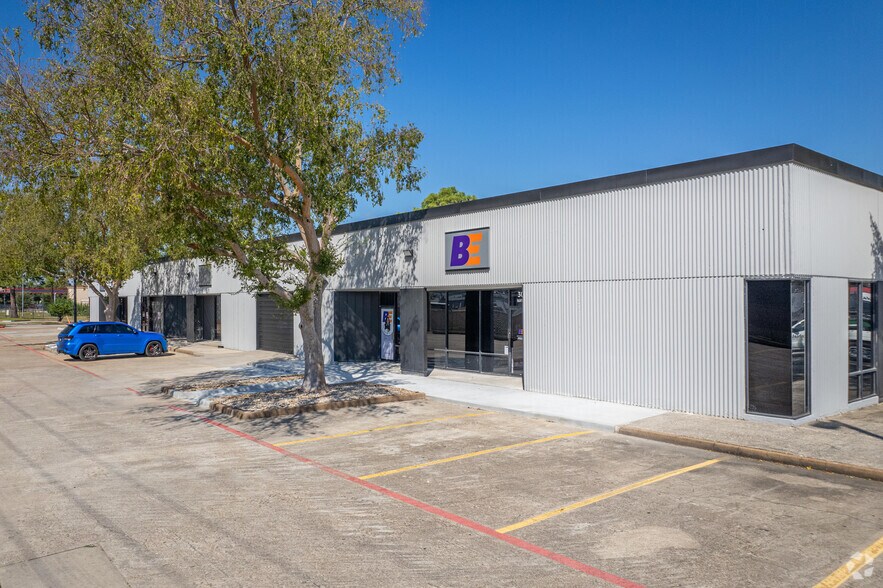 More Photos Of 301 Wells Fargo Dr, Houston Unknown For Lease