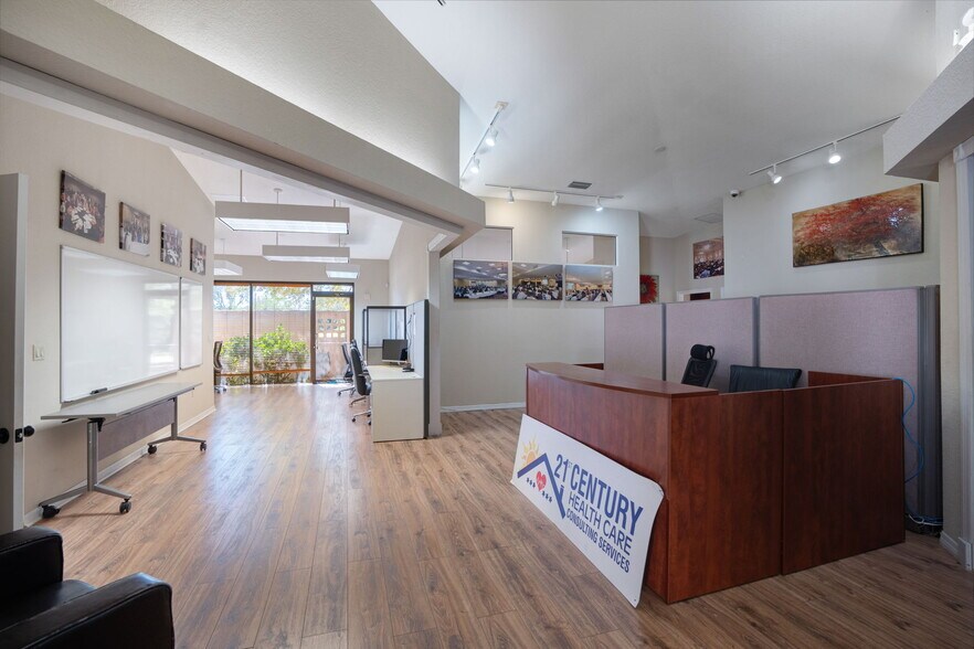 More Photos Of 3910 Golf Park Loop, Bradenton Office For Sale