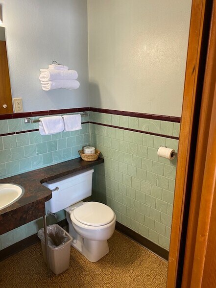 More Photos Of 606 W Holme St, Norton Hotel For Sale