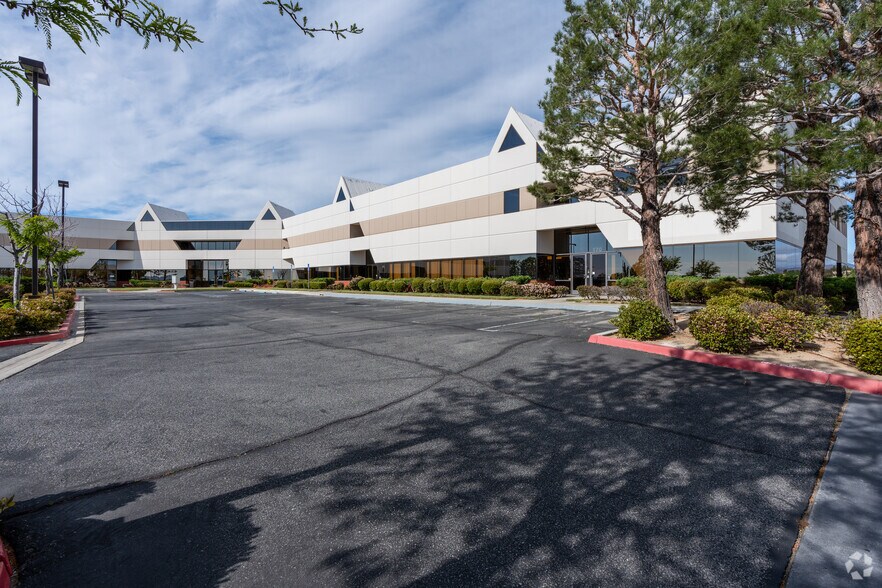 More Photos Of 39959 Sierra Hwy, Palmdale Office For Lease